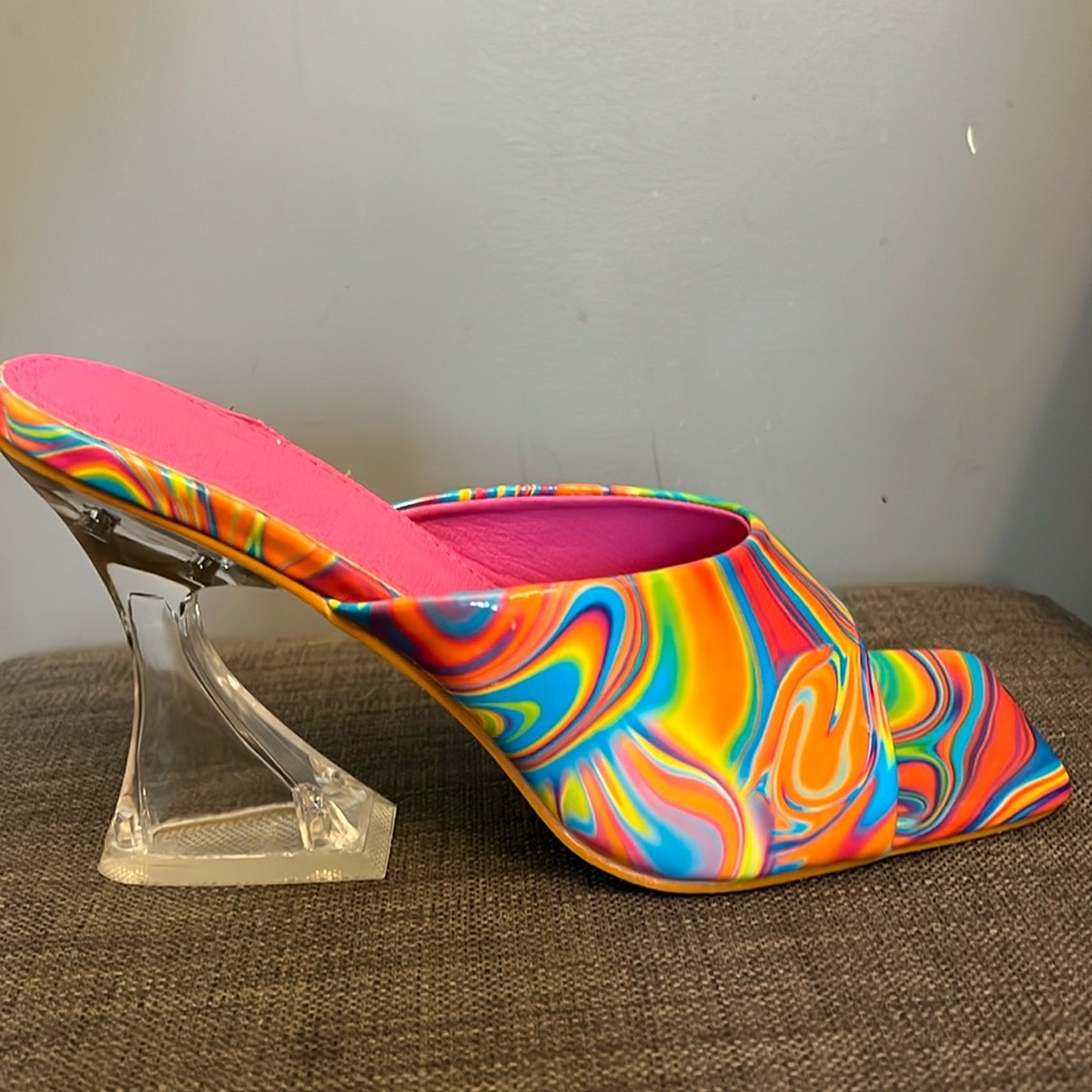 Unique and great condition! Groovy disco tie dyed 70’s clear heels. Size 7